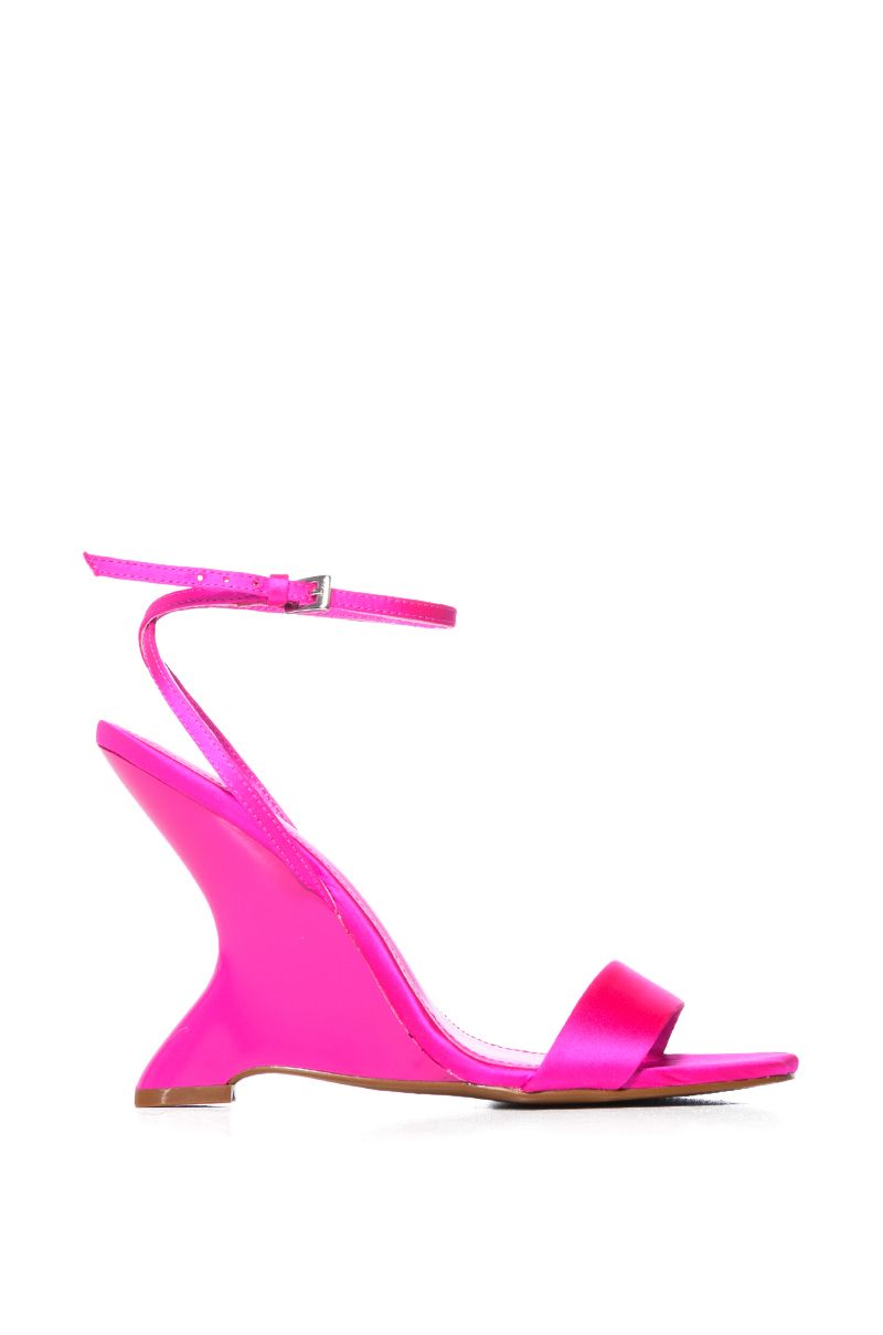 AZALEA WANG NETTIE WEDGE SANDAL IN FUCHSIA