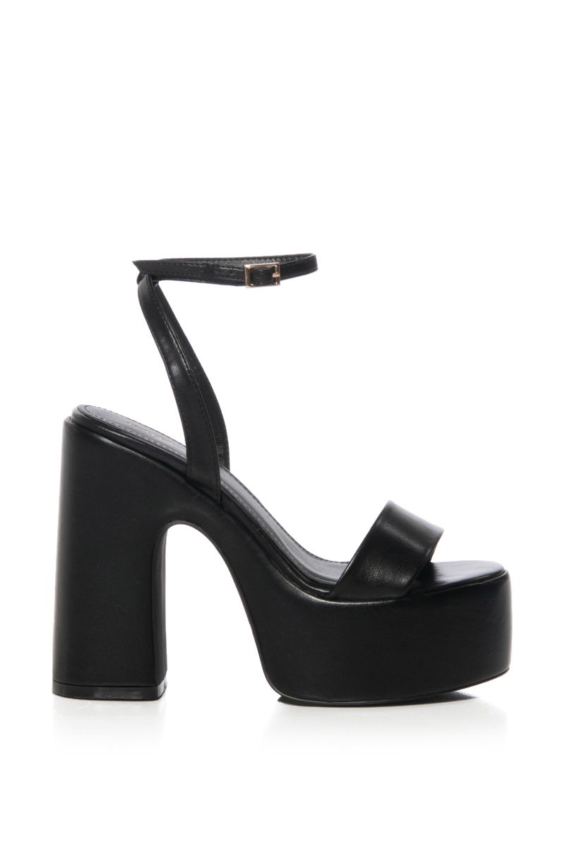 AZALEA WANG CLASSIC CHUNKY PLATFORM SANDAL IN BLACK