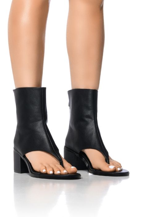 AZALEA WANG GRAYSON CHUNKY BOOTIE THONG SANDAL IN BLACK