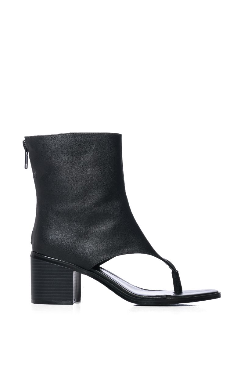 AZALEA WANG GRAYSON CHUNKY BOOTIE THONG SANDAL IN BLACK