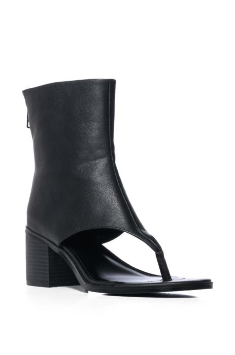 AZALEA WANG GRAYSON CHUNKY BOOTIE THONG SANDAL IN BLACK