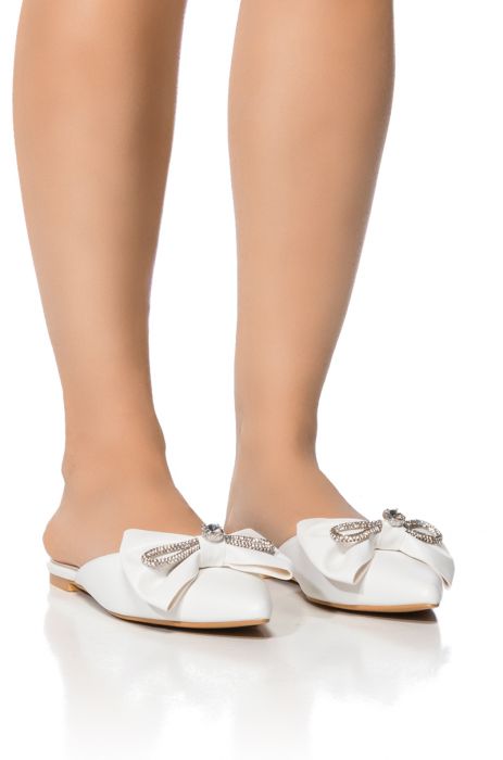 AZALEA WANG MORRIGAN WHITE EMBELLISHED BOW DETAIL FLAT IN WHITE
