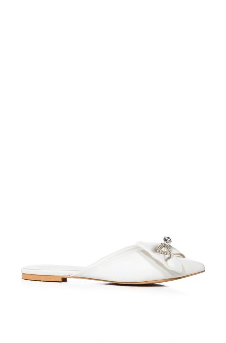 AZALEA WANG MORRIGAN WHITE EMBELLISHED BOW DETAIL FLAT IN WHITE