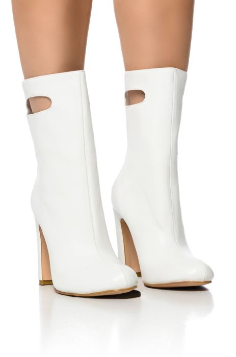 AZALEA WANG NAYELI CHUNKY HANDLE BOOTIE IN WHITE