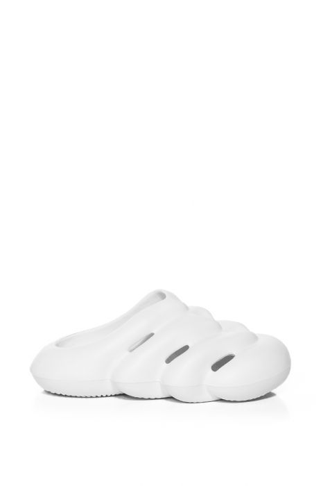 AZALEA WANG RUMBLE RUBBER FLAT SANDAL IN WHITE