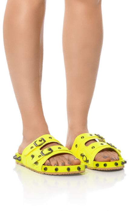 CHAOTIC STUDDED FLAT SANDAL IN LIME