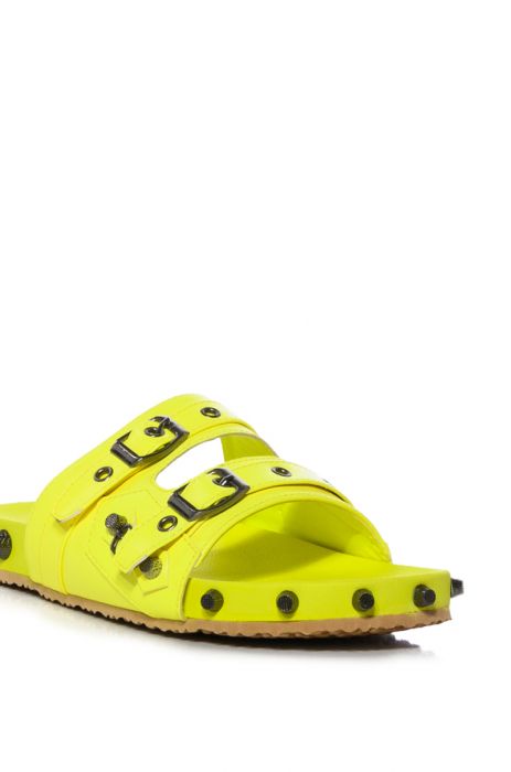 CHAOTIC STUDDED FLAT SANDAL IN LIME