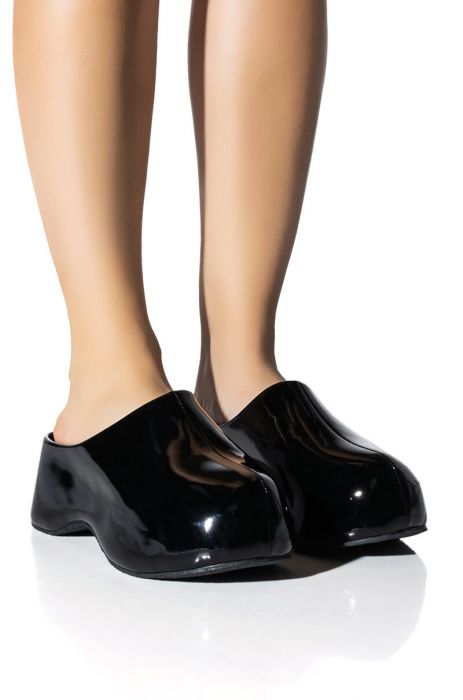 EMELIA FAUX LEATHER CLOG IN BLACK