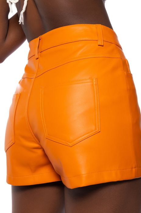 TE QUIERO FAUX LEATHER SHORT IN ORANGE