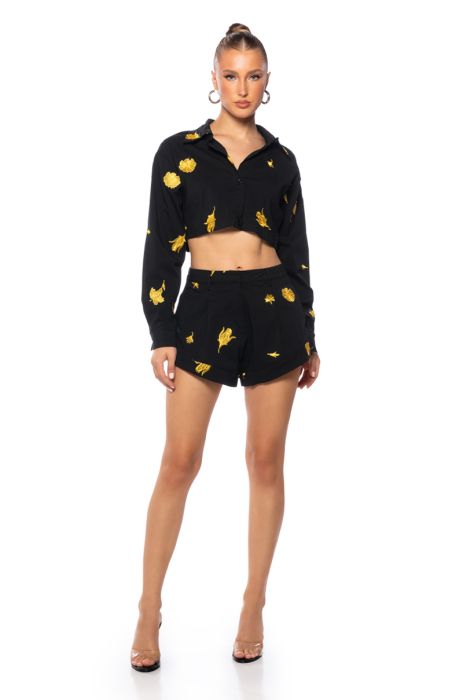 WEEKEND GETAWAY FLORAL FLOUNCE SHORT in black