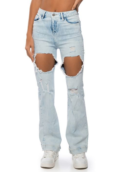 YOUR NEW FAVORITE RELAXED FIT JEANS IN LIGHT BLUE DENIM